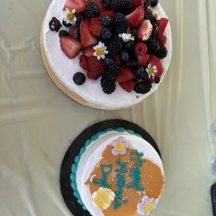 Vanilla cheesecake, oreo mini cake! So good!