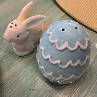 Salt and pepper shaker