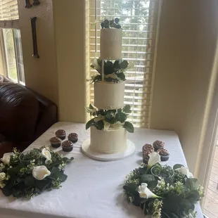 3-tier wedding cake with floral spacers