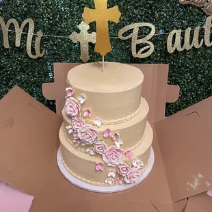 What I received! A marble cake with vanilla buttercream. (The little smudge on the top left was my husbands fault!)