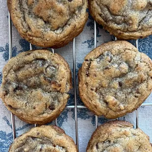 six chocolate chip cookies on a cooling rack