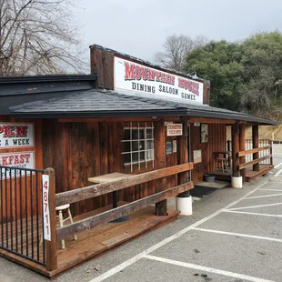 the outside of the restaurant