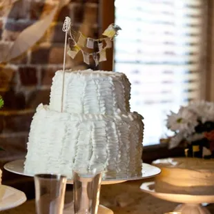 Vintage style ruffle wedding cake