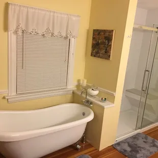 King room bathroom