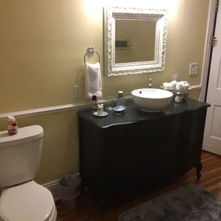 King room bathroom