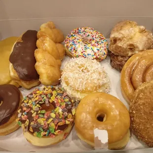 Maple bar, chocolate bar, vanilla sprinkle donut, maple buttermilk (under is apple fritter), cinnamon bun, crumble donut, and more