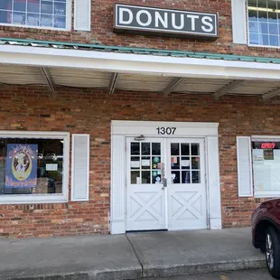 No frills storefront with amazing donuts!