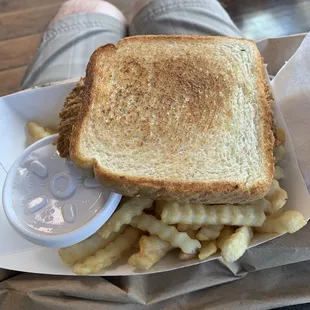 Jefe Steak Fry Basket with toast and gravy