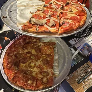 Thin crust pep and pep mushroom onion. Delicious. Highly recommend.