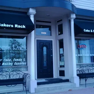 the front of a bakery