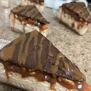 Snickers cheesecake
