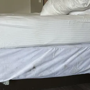 Linens dirty, room smelly, bath tub dirty, sofa in a bad state. Fridge is old and barely working. Bad experience.