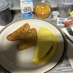 Vegetable omelette and hash browns
