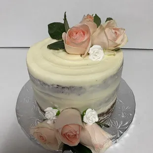 ows a cake decorated with roses