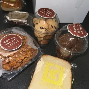 Buttercream sandwich and cookies