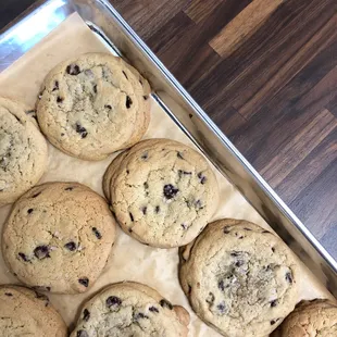 a tray of cookies