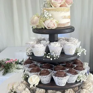 Small naked cake with cupcakes for a wedding