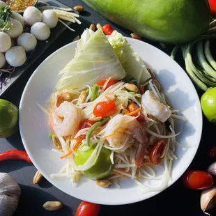 Som Tum Thai (fresh green papaya salad with shrimp)