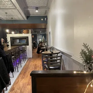 Main dining room bar. Was completely full before we left!