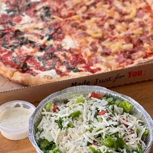 We L(･‿･)VE their fresh garden salad and pizza @ #Bala&apos;sPizza. The staff/owners are wonderful too! #Supportlocal