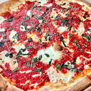 Grab a glass of red wine and.. (･‿･) /ﾟ*:｡ﾟ let&apos;s dig in to a slice of crispy NY style #Margherita @ the neighborhood #Bala&apos;sPizza