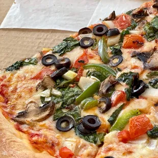 Don&apos;t forget your (･‿･) #Veggies. Another favorite @ #Bala&apos;sPizza. Perfect crisp/texture. Love that it&apos;s not thick/paper thin.