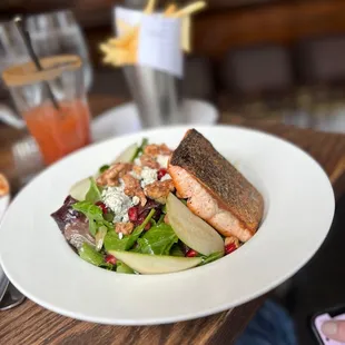 Salad with salmon perfectly cooked.