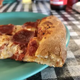 Closeup of the crust. It's kinda crunchy.