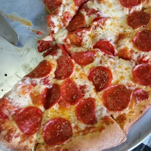 Large pepperoni pizza
