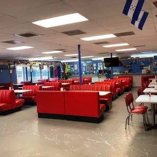 Adentro del restaurante Baleadas  By Lili's 2 Bar and Grill en Dallas , Tx