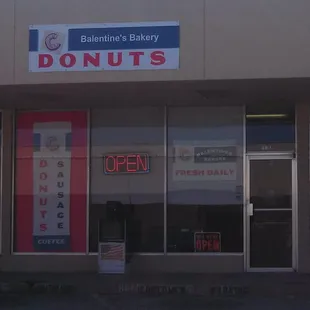 Balentine's Bakery in Parker Plaza Shopping Center