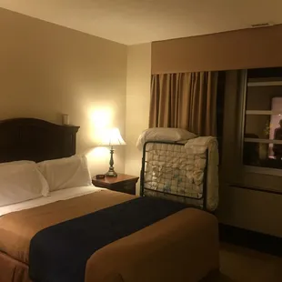 Queen bed w/roll away