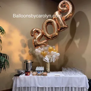 Celebrate 2019 with this larger than life balloon arrangement.  #balloonsbycarolyn #balloonsinsacramento