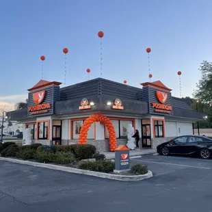 Grand opening 
Jumbo balloons 
Balloon arch 
Balloon column