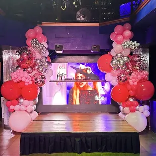 Organic garlands for the main stage. Hello Barbie Let's go party !