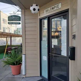 the entrance to balompie