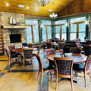 Great views of the lake! Only empty because breakfast diners were in another room.