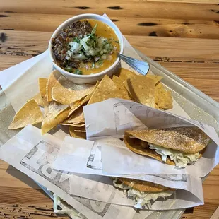 Chori-queso dip instagram: jax.vegan.eats