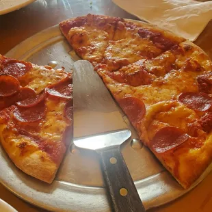 Great pizza and amazing pasta Alfredo, great lunch overall, friendly staff. Thank you