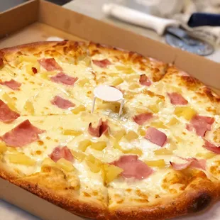 Gourmet Pizza: Hawaiian Pizza (deliciousness with no sauce, Ham and pineapple)
