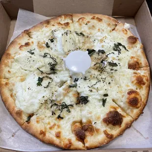 White pizza is delicious. The shop staff are very nice.