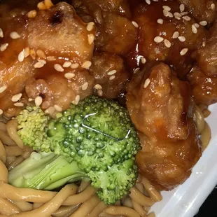 Sesame chicken with lo mein, staple