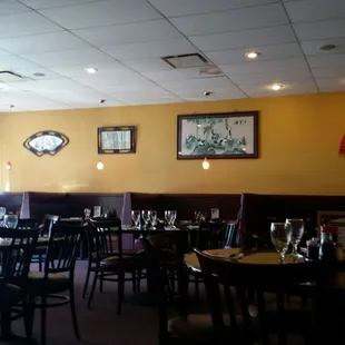 I like the interior restaurant decor before the rush.