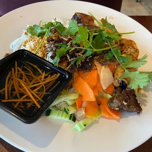 Bamboo Special with beef - Rice vermicelli bowl with spring roll.