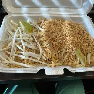 Seafood pad thai (lunch portion)