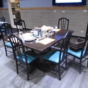 Lots of dirty not bussed tables throughout - weird.