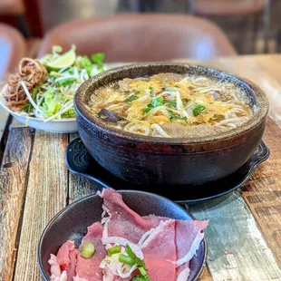 Bún bò Huế thố đá (stone bowl)