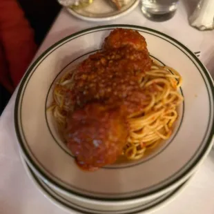 a plate of spaghetti with sauce and bread