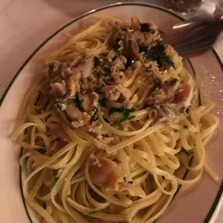 Linguine With White Or Red Clam Sauce