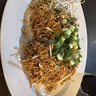 Beef with Crispy Pad Thai Noodles